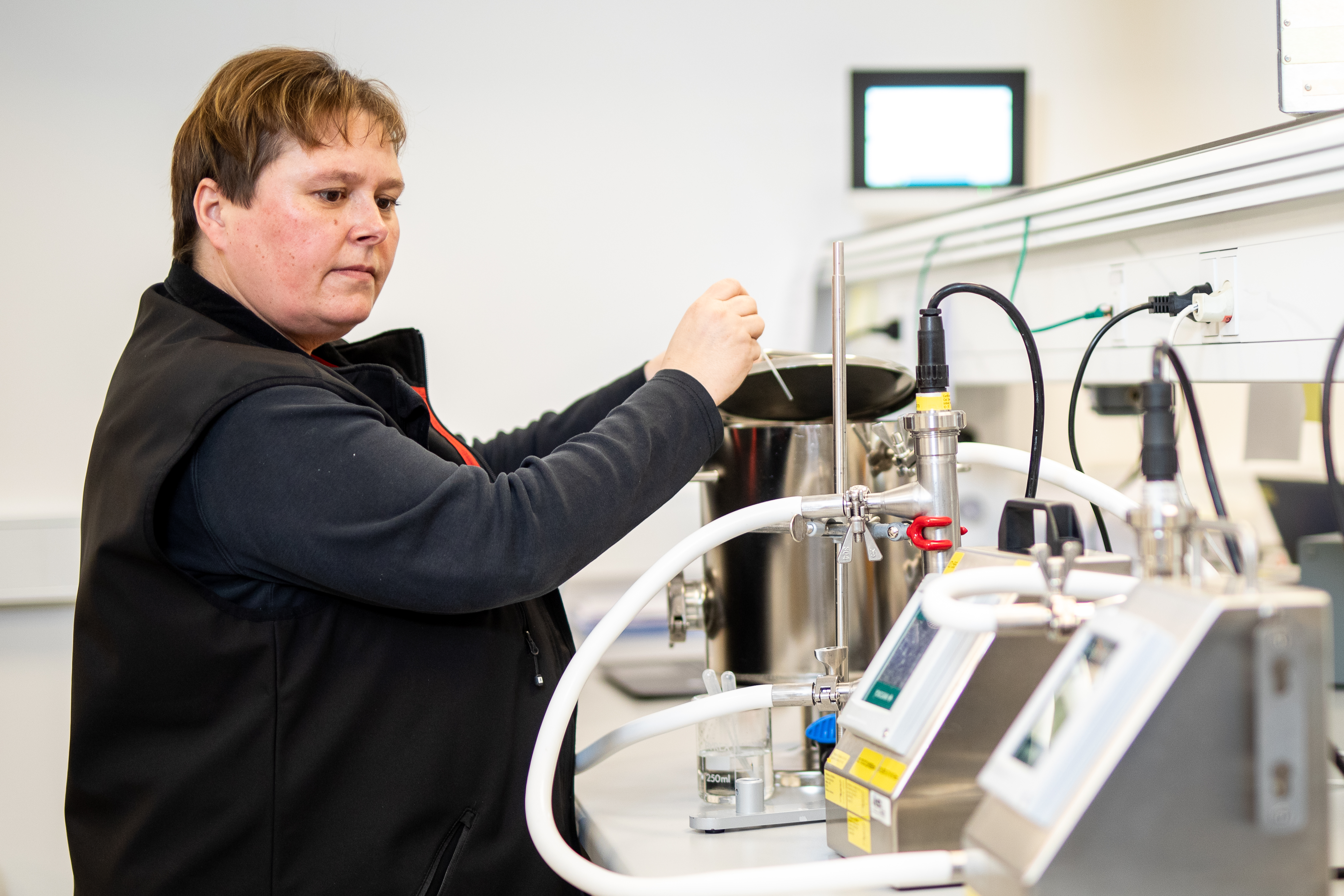 Kalibreringstekniker i gang med en akkrediteret kalibrering